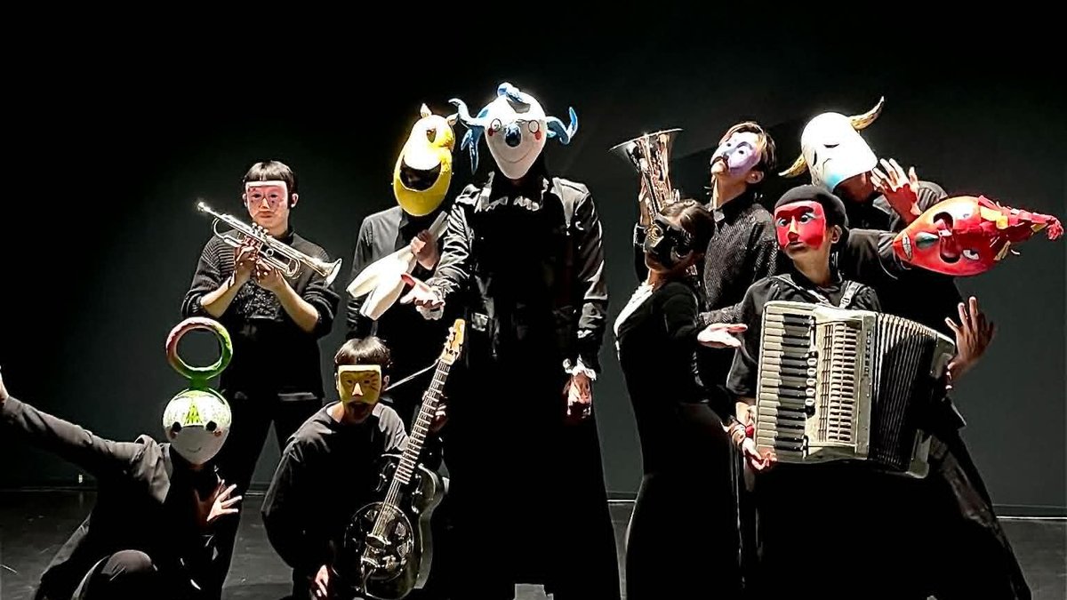 仮面をつけた演者と楽器を持つ音楽家たちが舞台に並ぶ、祝祭群舞パフォーマンスのイメージ